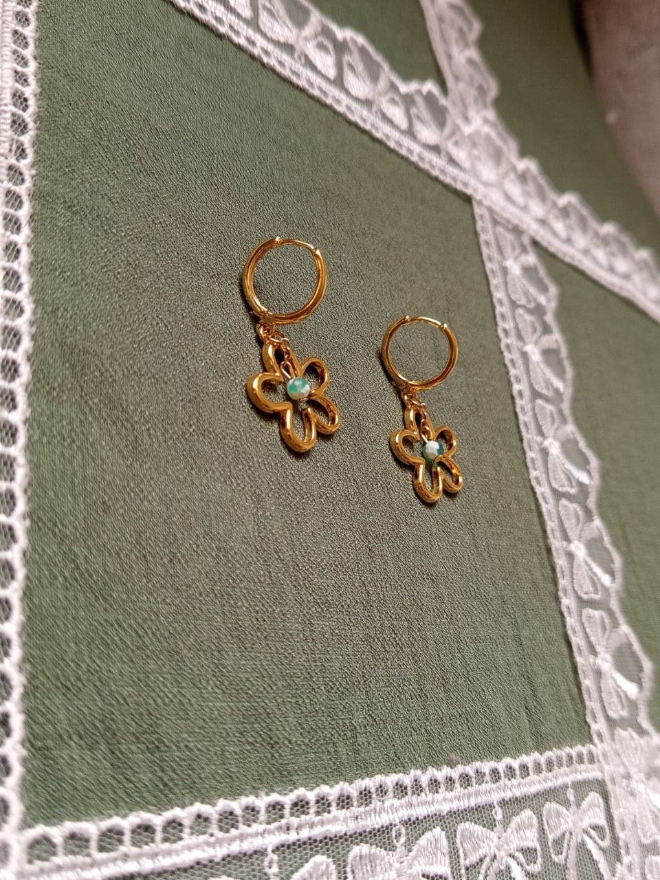 WHIMSICAL Golden flower earrings