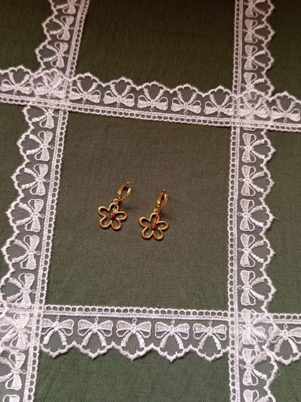 WHIMSICAL Golden flower earrings