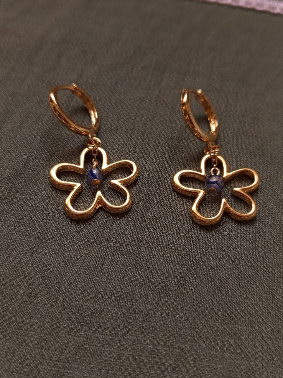 WHIMSICAL Golden flower earrings