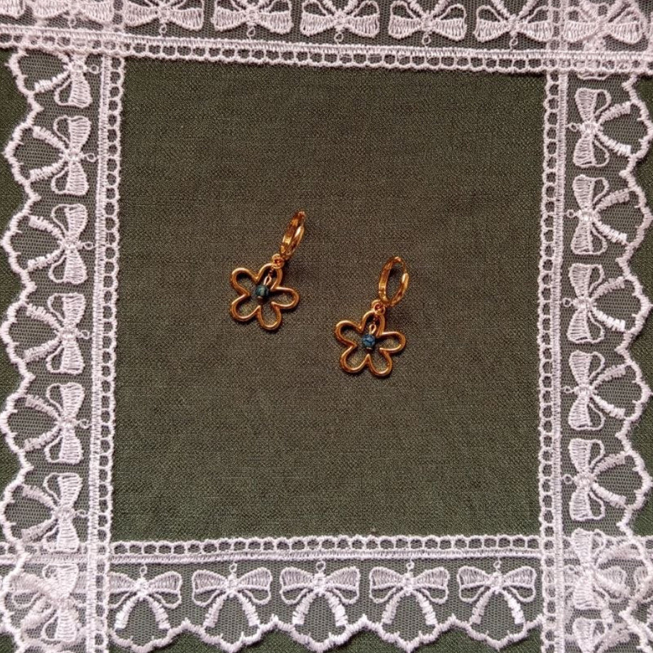 WHIMSICAL Golden flower earrings