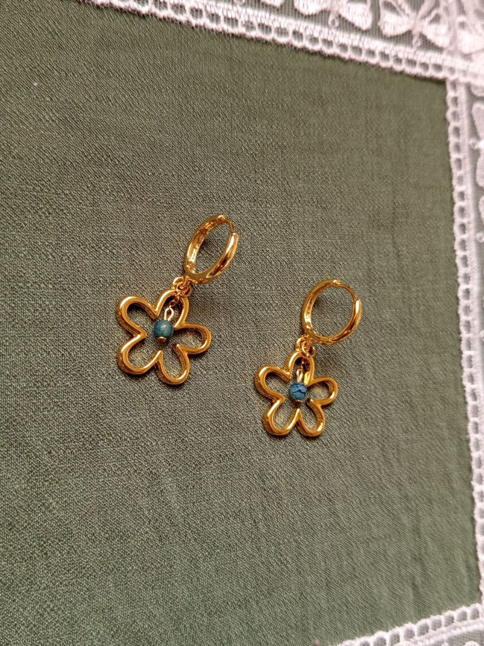 WHIMSICAL Golden flower earrings