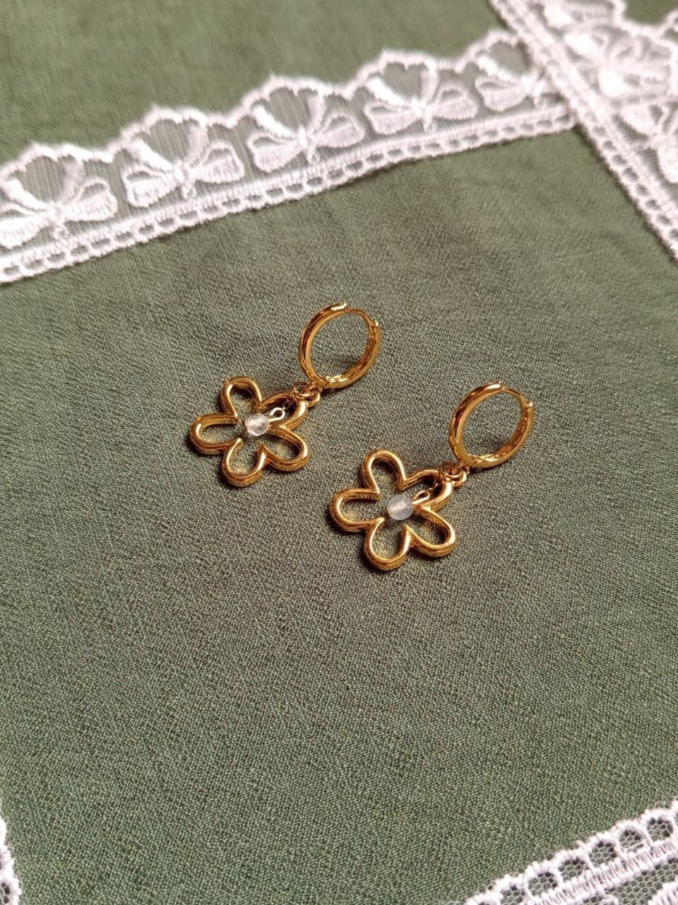 WHIMSICAL Golden flower earrings